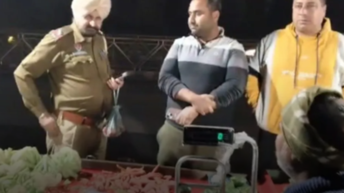 अमृतसर में पुलिसकर्मी पर सब्जीवालों को धमकाने का आरोप, वीडियो वायरल